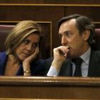 La secretaria general del PP, María Dolores de Cospedal y el portavoz parlamentario, Rafael Hernando.