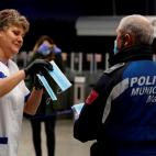 Puntos de reparto de mascarillas en las estaciones de transporte.