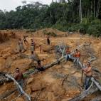 Ind&iacute;genas de la tribu Mura muestran una zona deforestada del Amazonas cerca de Humaita el 20 de agosto.