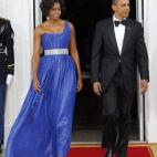 En un vestido azul eléctrico de Peter Soronen y un cinturón brillante en 2010, en una cena de estado en honor del presidente mexicano Felipe Calderón y su esposa, Margarita Zavala.