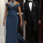 En marzo de 2012, en la cena en honor al primer ministro británico David Cameron y su esposa, Samantha, con vestido azul de Marchesa y gran collar de perlas de Tom Binns.