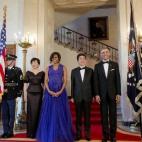 Abril de 2015, en la cena oficial con el primer ministro japonés Shinzo Abe y su esposa, Akie Abe, vistiendo de púrpura del diseñador japonés-estadounidense Tadashi Shoji.