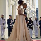 En mayo de 2016, en la cena con los mandatarios de los países nórdicos, vestida con un Naeem Khan en crudo con escote Bardot asimétrico.