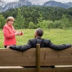 Angela Merkel gesticula mientras habla con Barack Obama sentada en un banco tras la cumbre del G7, cerca de Garmisch-Partenkirchen, al sur de Alemania.
