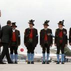 Obama tiende la mano a hombres con trajes tradicionales bávaros al salir de Munich, Alemania, al final de la cumbre del G7.