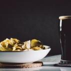 La cerveza negra tiene 35 kcal por cada 100 mililitros, frente a las 45 de la cerveza rubia. Cada pinta contiene 198 kcal.