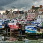 Este pueblo pesquero es de esos que te invitan a pasear por su puerto y no apartar la vista de cada detalle. Sus casitas de piedra y con el tejado negro, sus playitas y su tranquilidad son lo que le otorgan el primer puesto de esta lista tan rom...