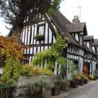 A orillas del río Lieure y en medio de un bosque encontramos Lyons, una localidad acogedora que fue muy importante en el XV por ser un famoso centro vidriero. A día de hoy es simplemente un pequeño pueblo, pero tan bonito que deja con la boca...