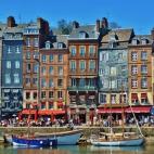 Lo más impresionante de Honfleur es su puerto, tan bonito que pintores como Claude Monet o Gustave Courbet no pudieron resistirse a dedicarles un cuadro. Además, en este pueblo se encuentra la iglesia de madera más grande de todo el país y f...