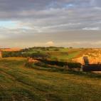 De todos los pueblos de la recopilación, Etreat es uno de los más conocidos posiblemente por sus impresionantes acantilados, famosos por el cuadro de Monet Étretat, l'aiguille et la falaisee. Pero, además, el pueblo es una maravilla en sí m...