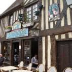 Dentro de la ruta de la sidra, Beuvron-en-Auge es un precioso pueblo del que hay que destacar sus curiosas casas entramadas, su plaza y su mercado. Además, es un lugar muy acogedor de poco más de 200 habitantes. Ver más fotos de Beuvron-en-Auge