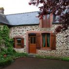 A orillas del río Orne está Domfront, uno de los pueblos más grandes de la lista con más de 3.000 habitantes. De hecho, hay varios rincones históricos de gran importancia como el castillo medieval, la muralla de la ciudad y varias preciosas...