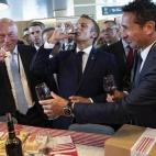 Emmanuel Macron cogiendo fuerzas antes de reunirse con el resto de l&iacute;deres.