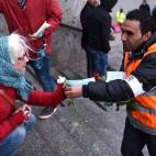 5c8b75b1360000c81a6d2356