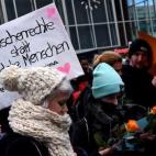 5c8b75b2360000ba1a6d2358