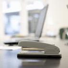 Mientras unos le llaman grapadora (Puerto Rico), otros pueden conocerla como corchetera (Chile), abrochadora (Argentina), presilladora (Paraguay) o engrampadora (Ecuador, Uruguay). Asimismo, el instrumento que utiliza esta pequeña maquinaria pa...