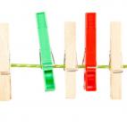 Estas esenciales piezas para colgar la ropa mientras se seca luego de ser lavada son conocidas como agarrador (Bolivia), broche (Argentina), gancho (El Salvador), pinzas (España), palito de ropa (República Dominicana), pinches (Puerto Rico) y ...