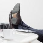 Aquellos que viven gracias a otros pueden llamarse, vividor (República Dominicana), mantenido (Puerto Rico), arrimado (Cuba), gorrero (Colombia), patudo (Chile) o chulo (Venezuela).