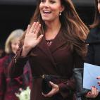 Catherine, la Duquesa de Cambridge y esposa del Príncipe Guillermo, aquí sin sus guantes, durante una visita oficial a Grimsby, Inglaterra, en marzo de 2013.