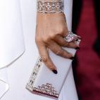 ¿Quién eligió este brillante bolso - con más joyas brillantes para presumir?