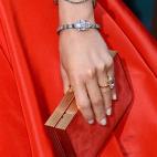 En terciopelo rojo, para acompañar a la perfección su vestido... Es de una bella a quien todo mundo quiere ver casada y feliz.