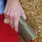 Aunque intentamos centrarnos en el bolso, ese tremendo anillo nos distrae... Ella es una carismática y siempre sonriente actriz que está casada con uno de los grandes ganadores de la pasada temporada de premios.