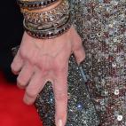 Muchas y muchas pulseras acompañan este outfit que combina hasta con la cartera.