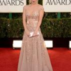 Es Kaley Cuoco, de "The Big Bang Theory", en los Golden Globes.
