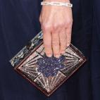 Esta cartera brillosa y cuadrada la llevó a los Globos una de las actrices más queridas, respetadas y veteranas en Hollywood.