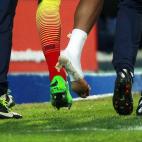 El jugador del Barcelona, Neymar, centro, es ayudado para salir del terreno tras torcerse el tobillo en un partido contra Getafe por la Copa del Rey el jueves, 16 de enero de 2014, en Madrid. (AP Photo/Andres Kudacki)