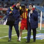 El brasileño Neymar, del Barcelona, se retira lesionado de un partido por la Copa del Rey ante el Getafe en el estadio Alfonso Pérez, en Madrid, España, el jueves 16 de enero de 2014. Barcelona, que ganó 2-0, dijo que Neymar sufrió un esgui...