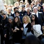 Loreto González Carrasco (c), hija de la presidenta de la Diputación y del PP provincial, a su llegada hoy, junto a varios familiares, a la capilla ardiente instalada en el Palacio de Los Guzmanes.