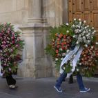 Coronas en la capilla ardiente.