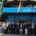 Minuto de silencio en la sede del PP en Madrid.