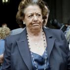 La alcaldesa de Valencia, Rita Barberá, en el minuto de silencio por Carrasco en su consistorio.