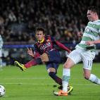 El jugador del Barcelona, Neymar, izquierda, remata el balón en un partido contra Celtic por la Liga de Campeones el miércoles, 11 de diciembre de 2013, en Barcelona, España. (AP Photo/Manu Fernandez)