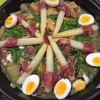 Se prepara con alcachofas, coliflor, esp&aacute;rragos, cardo, guisantes, huevos y jam&oacute;n. El proceso de preparaci&oacute;n es f&aacute;cil y el resultado, espectacular.