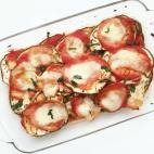 Tambi&eacute;n lleva tomate triturado, albahaca y sal. Aqu&iacute; puedes ver c&oacute;mo hacerlas.