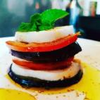 El plato se completa con mozzarella fresca y un chorro de aceite de oliva. Si tienes dudas de c&oacute;mo hacerlo, puedes buscar los pasos en Cookpad.