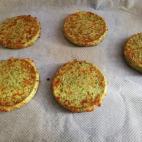 F&aacute;ciles... &iexcl;Facil&iacute;simas! Se preparan en solo cuatro pasos y se necesita br&oacute;coli, ajos tiernos, pan rallado, queso rallado, huevos y pimienta. Mira aqu&iacute; c&oacute;mo hacerlo.