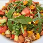 Es uno de esos platos f&aacute;cil de hacer y muy resolutivos. Esta ensalada resulta ideal para meter en el tuper y llevar a la oficina. Puedes ver aqu&iacute; c&oacute;mo hacerla.