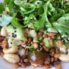 Con tomate cherry, aguacate, huevo cocido, pepino, can&oacute;nigos y anacardos. Para hacerla, tienes que seguir estos pasos.