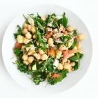 Lleva r&uacute;cula, tomate, pepino, at&uacute;n y cebolla tierna. La receta se completa con comino y aceite de oliva. La puedes encontrar en Cookpad.