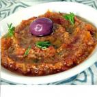 Tambi&eacute;n lleva tomates, aceitunas negras y muchos condimentos. Much&iacute;simos. Encu&eacute;ntralos todos aqu&iacute;.