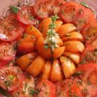 El secreto de esta ensalada es elegir tomates de buena calidad y hierbas frescas. Naturalmente, la calidad del aceite también influye. Consulta aquí la receta.