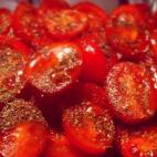 Solo se necesitan tomates cherry, orégano, sal, pimienta y aceite de oliva. Consulta aquí la receta.