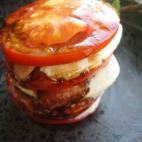 Se prepara por capas: tomate, mozzarella fresca, bacon y cebolla, y así tres veces. Va acompañado de una vinagreta con vinagre balsámico, aceite de oliva y sal. Consulta aquí la receta.