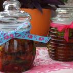 "Es muy sencillo ya que sólo necesitamos ingredientes de buena calidad y unos botes para guardar", asegura la autora de la receta. Si se guarda en un frasco de cristal y se decora con un lazo, puede ser el regalo ideal para llevar a una cena en...