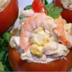 Se prepara con patatas cocidas, huevos cocidos, zanahoria, cebolleta, surimi, langostinos, alcaparras y aceite de oliva. Consulta aquí la receta.