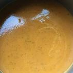 Se prepara con tomate, ajo, leche desnatada, orégano, albahaca, perejil, aceite y sal. Consulta aquí la receta.